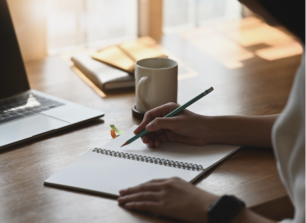 自問自答をノートに書き出す女性