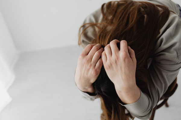 元彼が忘れられず、婚活がうまくいかない女性