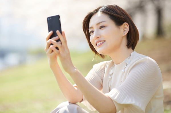 婚活でメッセージを返信するアラフォー女性