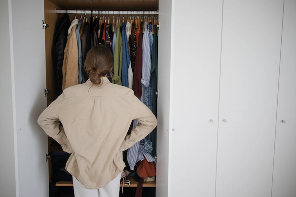 アラフォー婚活女性がデート服に悩んでいる
