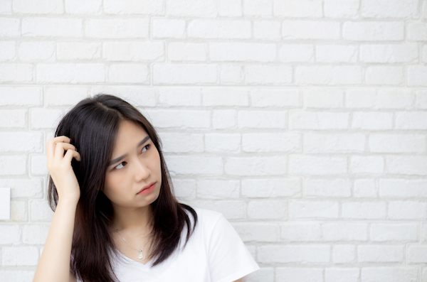 アラフォー女性の婚活は、結婚相談所が良いのか、マッチングアプリがいいのか迷う