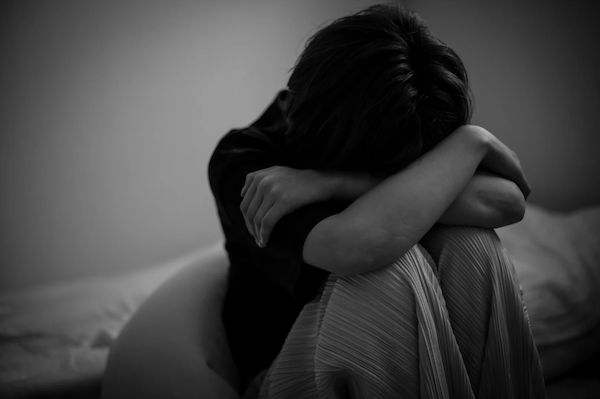 アラフォー婚活女性、彼からの連絡がなく自信喪失に