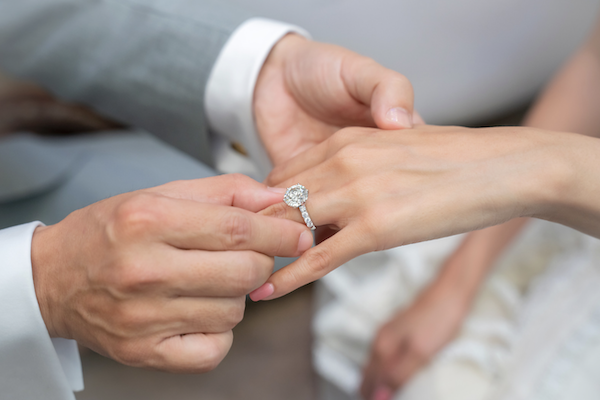 アラフォー婚活女性が条件を下げずに、婚活場所も変えて理想の男性と出会い婚約へ！