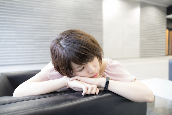 アラフォー婚活女性が無理に可愛い笑顔で相手の話に頷くだけの苦しいお見合いになり疲れてしまう